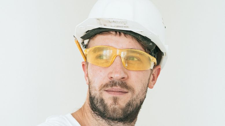 Jakie okulary ochronne wybrać do pracy? Kompletny poradnik BHP 2026