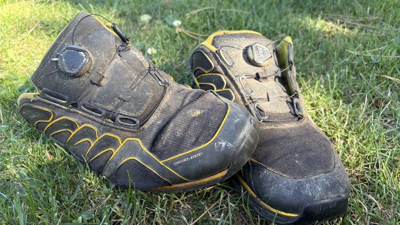 Dlaczego buty robocze śmierdzą i jak pozbyć się nieprzyjemnego zapachu?