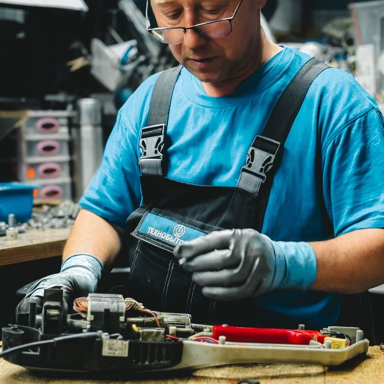 Mechanik pracujący w rękawicach roboczych