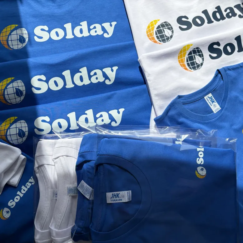 Koszulki JHK z nadrukiem logo Solday, niebieskie i białe, gotowe do wydania