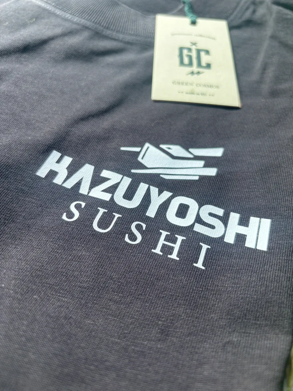 Koszulka z nadrukiem logo Kazuyoshi Sushi, zbliżenie na znakowanie