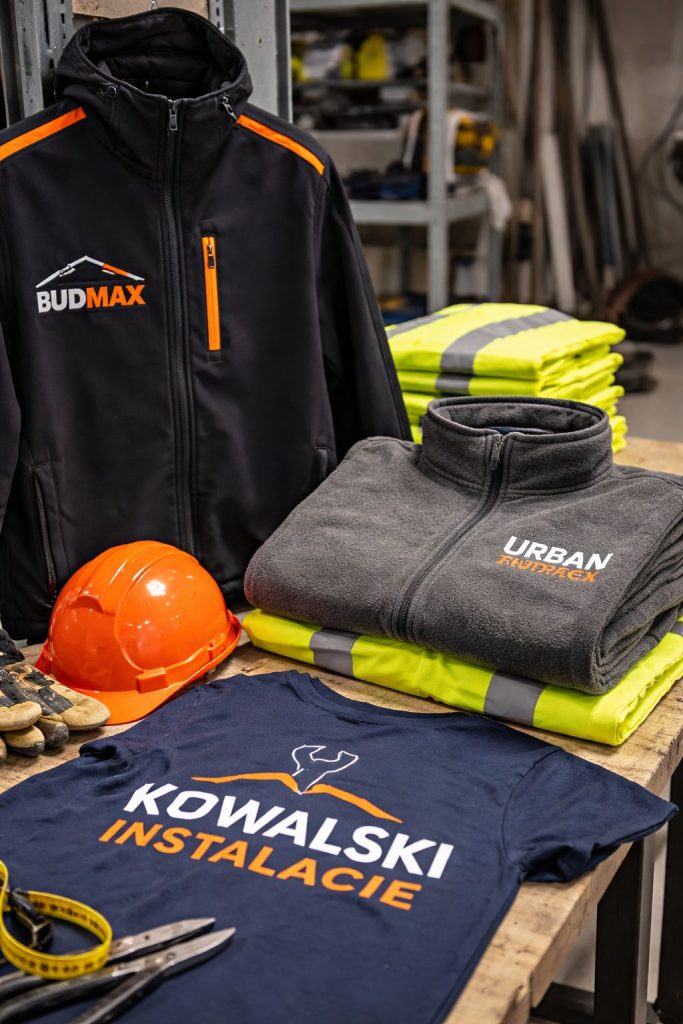 Odzież robocza z nadrukiem i haftem – kurtka, polar i koszulka z logo firmy (BHP)
